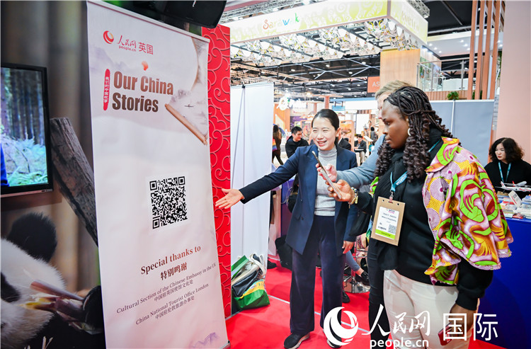 觀眾掃碼《我們的中國故事》系列視頻。人民網(wǎng) 郭錦標(biāo)攝