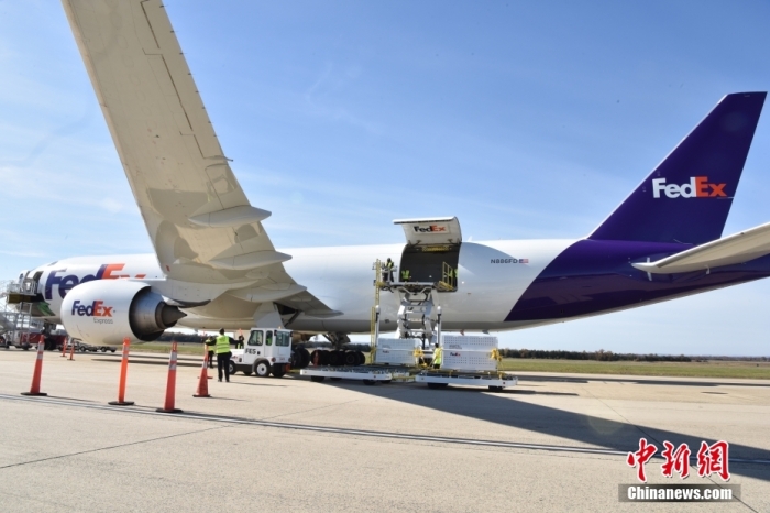 當(dāng)?shù)貢r間11月8日，美國華盛頓史密森學(xué)會國家動物園的大熊貓“美香”“添添”和它們的幼崽“小奇跡”乘坐的專機從華盛頓杜勒斯國際機場起飛前往中國成都。圖為裝有大熊貓的特制“旅行箱”正在運上專機。<a target='_blank' href='/'><p  align=