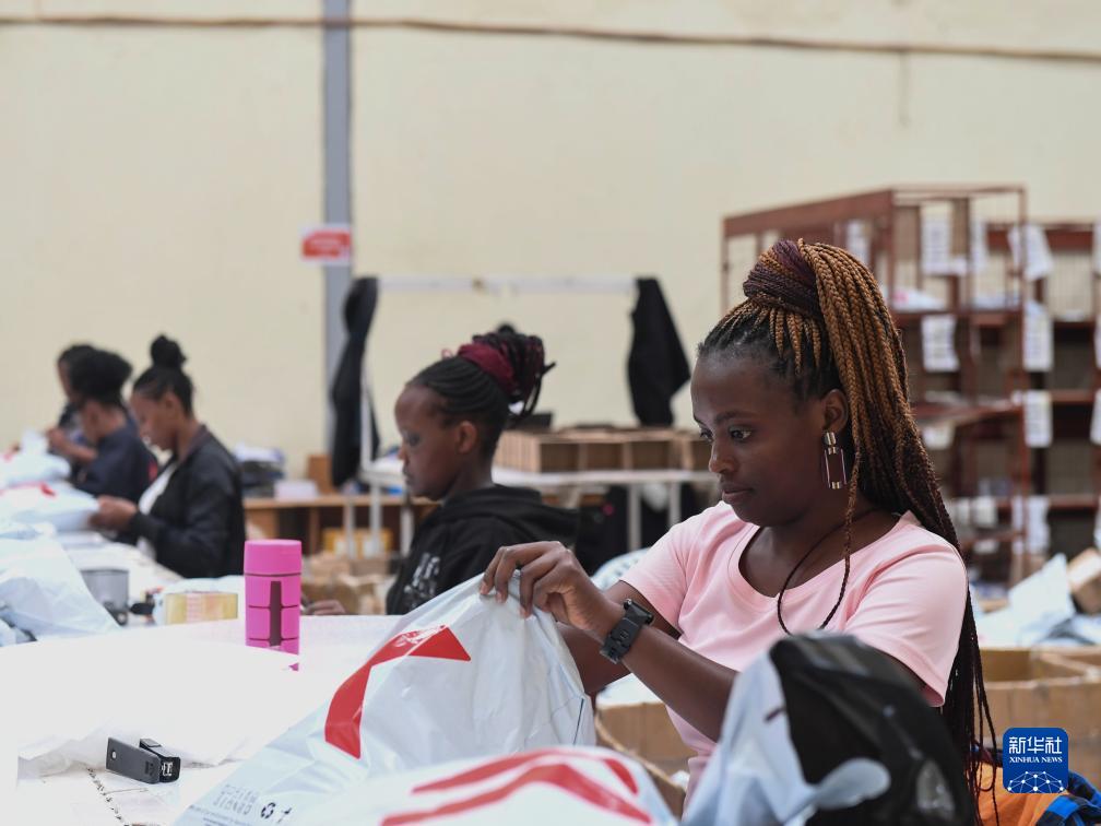 11月10日，在肯尼亞姆洛隆戈，Kilimall員工在倉庫內(nèi)包裝商品。新華社記者 李亞輝 攝