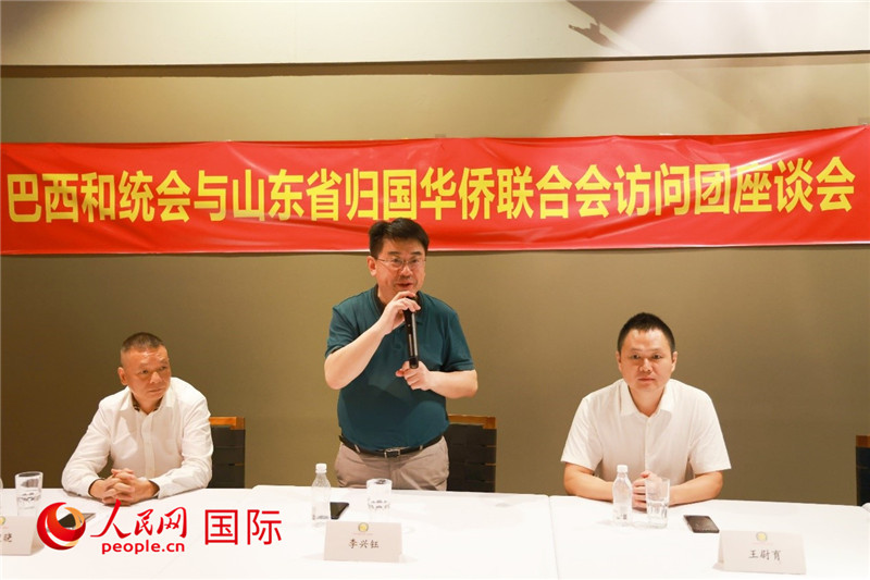 中國僑聯(lián)副主席、山東省僑聯(lián)主席李興鈺（中）在座談會上致辭。人民網(wǎng)記者 陳海琪攝