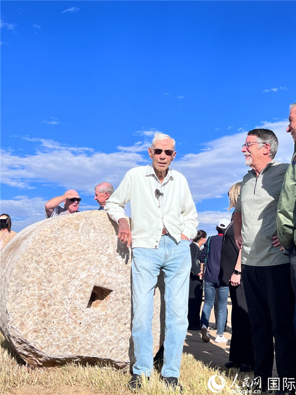 103歲的飛虎隊(duì)老兵哈里·莫耶在云南昆明呈貢機(jī)場(chǎng)舊址的石碾前留影。人民網(wǎng) 趙瞳攝