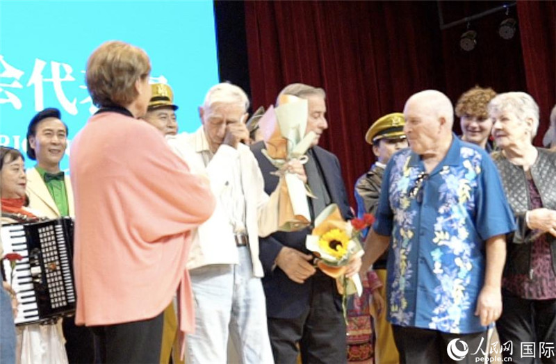 哈里·莫耶和代表團(tuán)其他成員訪問(wèn)昆明外國(guó)語(yǔ)學(xué)校，觀看講述飛虎隊(duì)開(kāi)辟駝峰航線故事的音樂(lè)劇《翠堤長(zhǎng)虹》，并與學(xué)校師生合唱《友誼地久天長(zhǎng)》。人民網(wǎng) 趙瞳攝