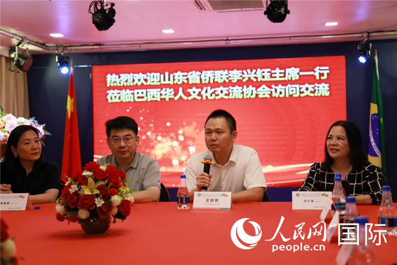 中國(guó)駐里約熱內(nèi)盧副總領(lǐng)事王尉育（右二）發(fā)表致辭。人民網(wǎng)記者宋亦然攝