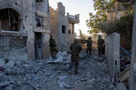 這張以色列國防軍11月12日發(fā)布的照片顯示，以軍地面部隊(duì)在加沙地帶北部開展軍事行動(dòng)。新華社發(fā)