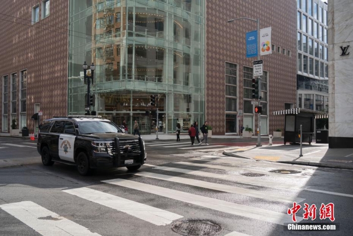 當(dāng)?shù)貢r(shí)間11月13日，美國(guó)加州舊金山聯(lián)合廣場(chǎng)周邊剛剛被沖洗過(guò)的街道較往常更為整潔。<a target='_blank' href='/'><p  align=