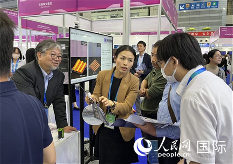 工作人員向參觀(guān)者介紹超級(jí)噴墨技術(shù)。（人民網(wǎng)記者 陳思攝）