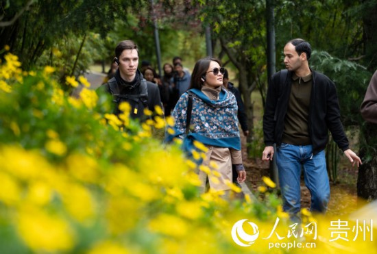 歐亞國(guó)家媒體記者走進(jìn)觀山湖公園。人民網(wǎng) 陽(yáng)茜攝