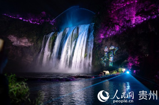 光影中的黃果樹大瀑布。人民網(wǎng) 陽(yáng)茜攝