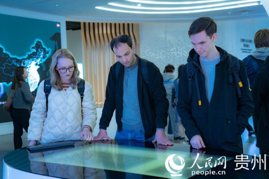 在國(guó)家大數(shù)據(jù)（貴州）綜合試驗(yàn)區(qū)交流體驗(yàn)中心，歐亞國(guó)家記者體驗(yàn)貴州大數(shù)據(jù)應(yīng)用場(chǎng)景。人民網(wǎng) 陽(yáng)茜攝