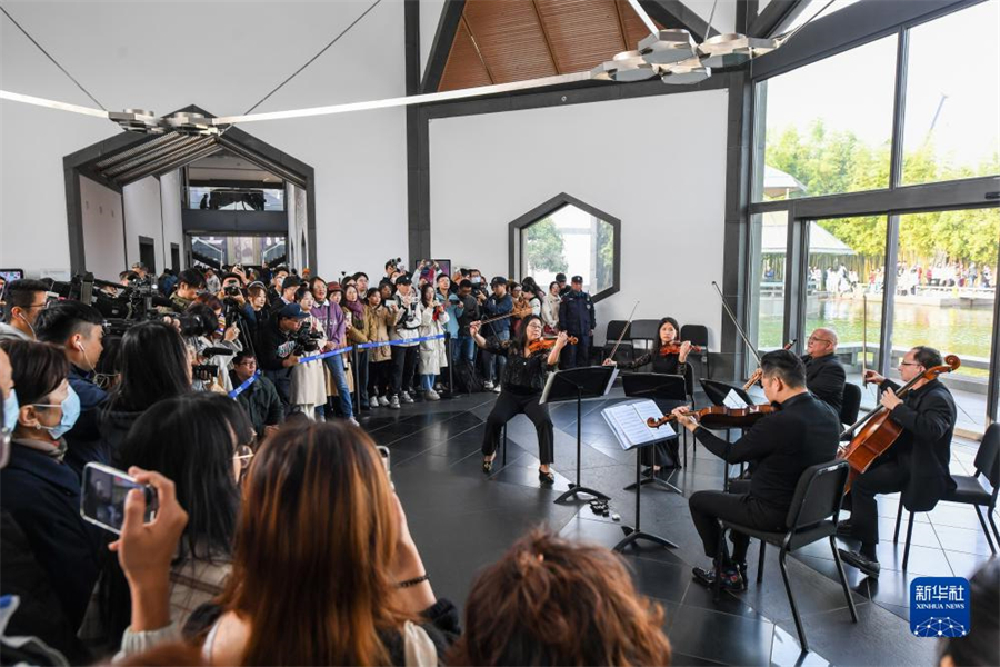 11月16日，費城交響樂團的演奏家們在蘇州博物館大廳內(nèi)演奏。新華社記者 李博 攝
