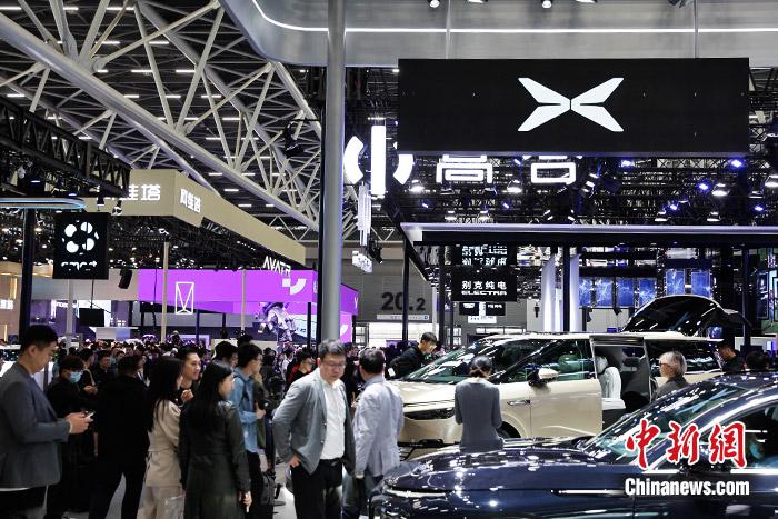 11月17日，廣州車展展館人流如織。中新財(cái)經(jīng)記者 葛成 攝