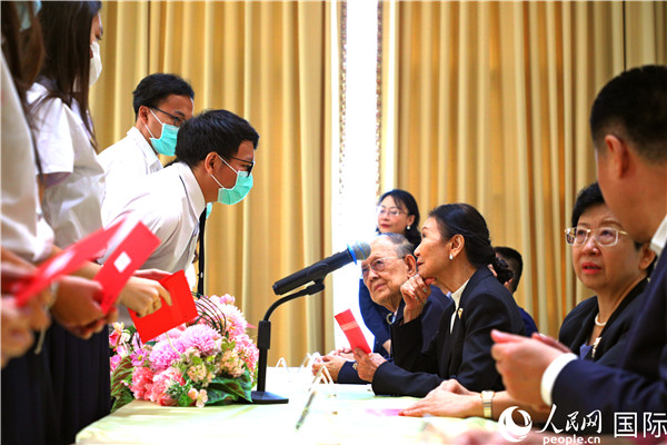 圖為獎助學(xué)金頒發(fā)現(xiàn)場。人民網(wǎng)記者 白元琪攝