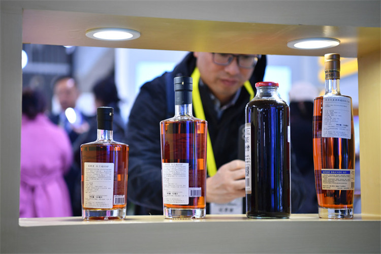 11月16日，觀眾在第七屆絲博會上參觀阿塞拜疆展位上的酒水產品。新華社記者 邵瑞 攝