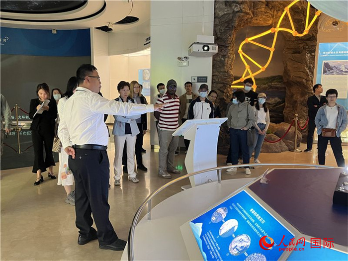 中外記者在深圳大鵬半島國家地質(zhì)公園博物館參觀。人民網(wǎng)記者 陳思攝
