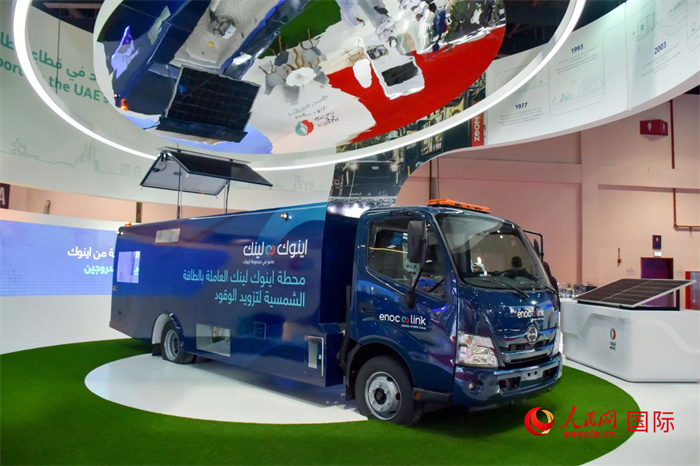 阿聯(lián)酋國家石油公司發(fā)布的電動(dòng)運(yùn)油卡車。該卡車用光伏板和電池驅(qū)動(dòng)，但主要目的是輸送汽油。   人民網(wǎng) 塔里克·易卜拉欣攝