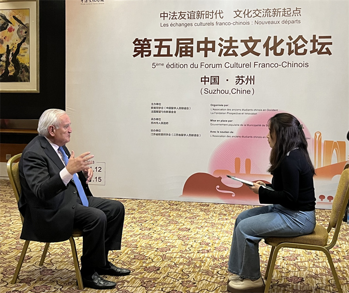 法國前總理、法國展望與創(chuàng)新基金會主席讓-皮埃爾·拉法蘭接受人民網(wǎng)的采訪。（國際在線供圖）