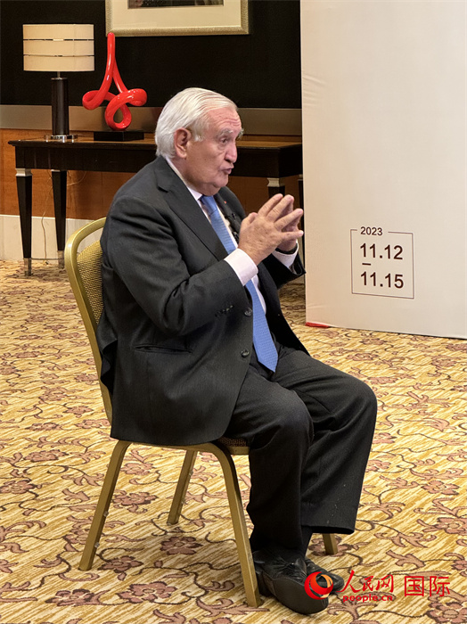 法國前總理、法國展望與創(chuàng)新基金會主席讓-皮埃爾·拉法蘭接受人民網(wǎng)的采訪。（人民網(wǎng) 謝瑩攝）