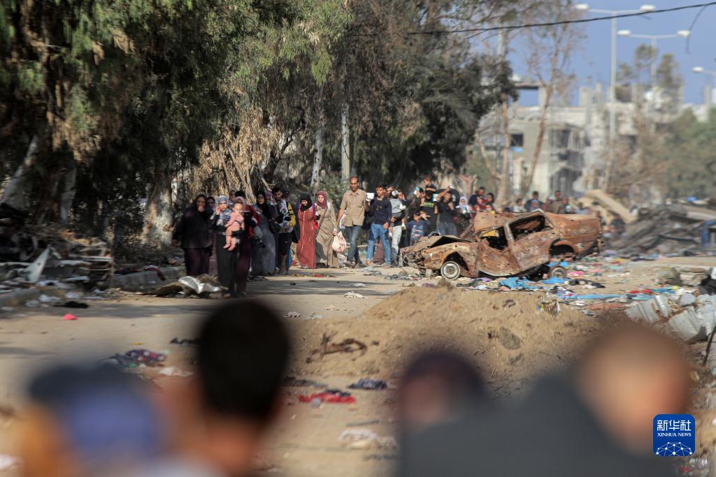 11月18日，在加沙地帶南部地區(qū)，巴勒斯坦人向南遷移。
