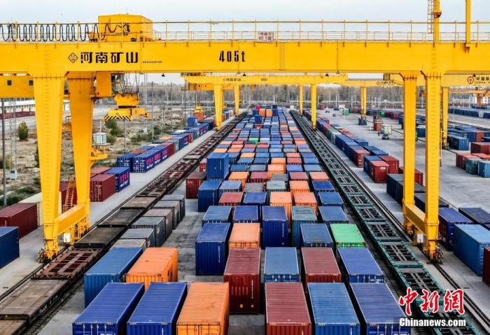 資料圖：霍爾果斯鐵路口岸有序排列的集裝箱。(無(wú)人機(jī)照片)<a target='_blank' href='/' ><p  align=