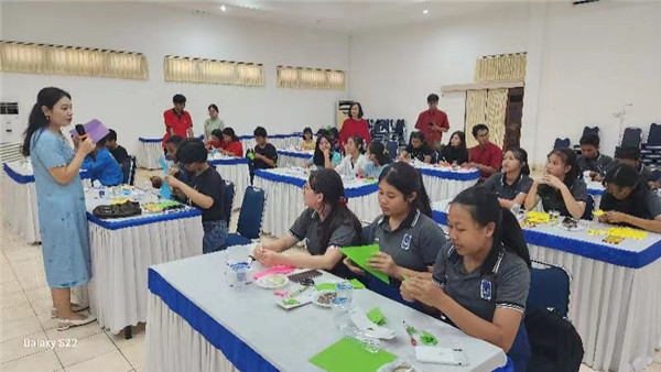 巴陵康孔子學(xué)院中方院長(zhǎng)朱敏霞講解中國(guó)的二十四節(jié)氣。主辦方供圖