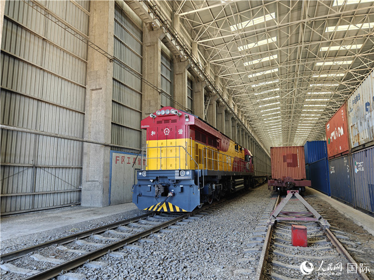 換裝完畢的中歐班列即將從換裝庫內駛出。人民網記者 劉潔妍攝