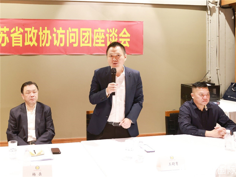 中國駐里約總領(lǐng)館副總領(lǐng)事王尉育（中）在座談會上致辭。人民網(wǎng)記者 陳海琪攝