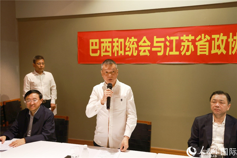 巴西和統(tǒng)會會長王俊曉（中）在座談會上致辭。人民網(wǎng)記者 陳海琪攝