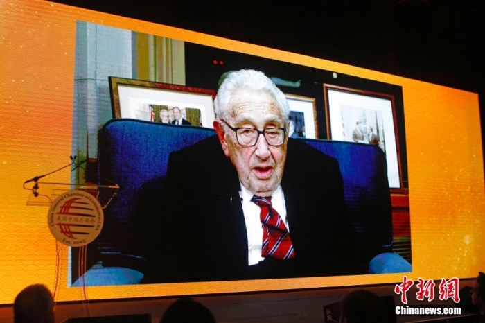 資料圖為當(dāng)?shù)貢r(shí)間2023年1月18日晚，美國中國總商會(huì)(CGCC)在紐約舉行2023年中國農(nóng)歷新年晚宴。圖為美國前國務(wù)卿亨利·基辛格以視頻方式致辭。<a target='_blank' href='/'><p  align=