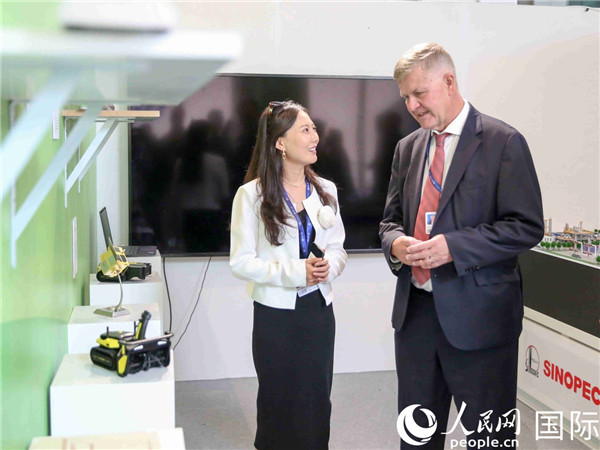 嘉賓參觀中國(guó)角展示。人民網(wǎng) 塔里克·易卜拉欣攝