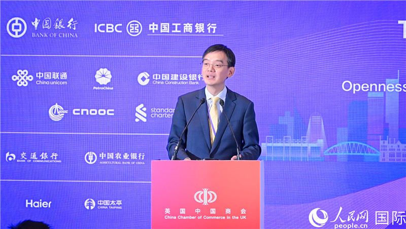 英國(guó)中國(guó)商會(huì)會(huì)長(zhǎng)、中國(guó)銀行倫敦分行行長(zhǎng)方文建 致歡迎辭。人民網(wǎng) 郭錦標(biāo)攝