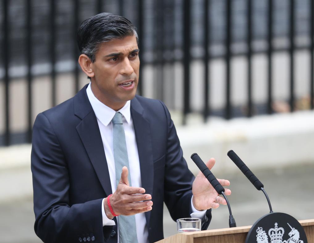 2022年10月25日，里希·蘇納克在英國(guó)倫敦唐寧街10號(hào)首相府前發(fā)表講話。新華社記者李穎攝