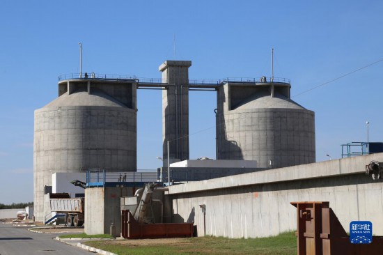 這是11月28日在突尼斯蘇塞市拍攝的中企承接建造的哈姆敦污水處理站一角。位于北非的突尼斯連續(xù)數(shù)年遭遇干旱，居民生活和農(nóng)業(yè)生產(chǎn)受到嚴(yán)重影響。突尼斯媒體近日報(bào)道了中企承接的突尼斯南部蘇塞市污水處理廠項(xiàng)目，稱贊它不僅為當(dāng)?shù)剞r(nóng)民提供了穩(wěn)定的灌溉水源，還減少了環(huán)境污染。新華社記者 黃靈 攝