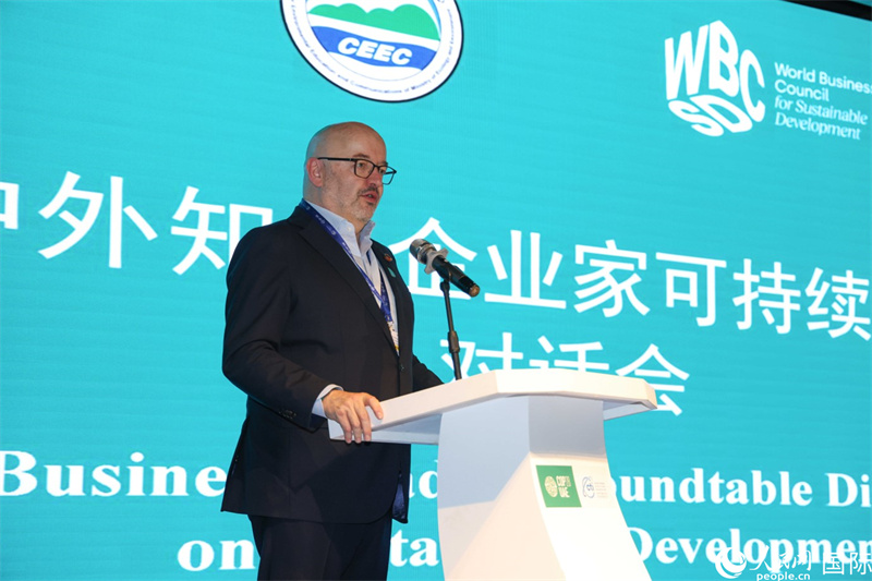 世界可持續(xù)發(fā)展工商理事會會長兼主席貝德凱致辭。人民網(wǎng)記者任皓宇攝