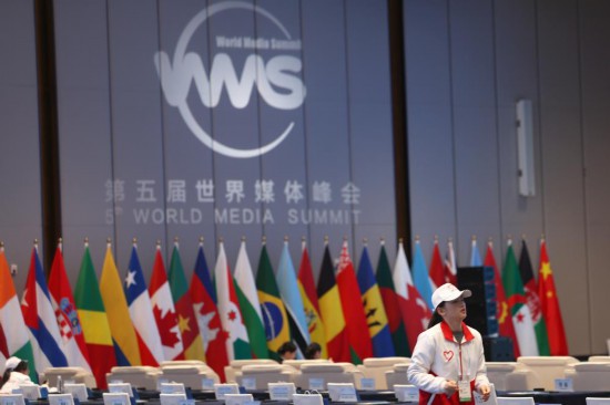   2023年12月2日，一名志愿者在廣州南沙灣濱海會議中心布置會場。（新華社記者李明攝）