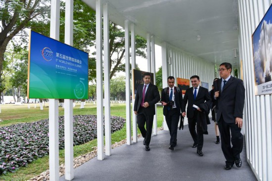   2023年12月2日，參會代表抵達廣州南沙灣濱海會議中心。（新華社記者梁旭攝）