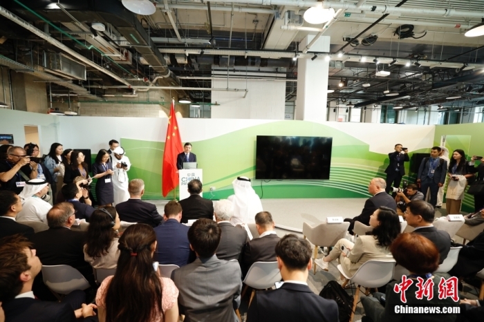 當(dāng)?shù)貢r間11月30日，《聯(lián)合國氣候變化框架公約》第28次締約方大會(COP28)中國角開幕式暨“生態(tài)文明與美麗中國實踐”邊會在迪拜舉行。圖為中國生態(tài)環(huán)境部部長黃潤秋在邊會上發(fā)表致辭。<a target='_blank' href='/' _fcksavedurl='/'><p  align=