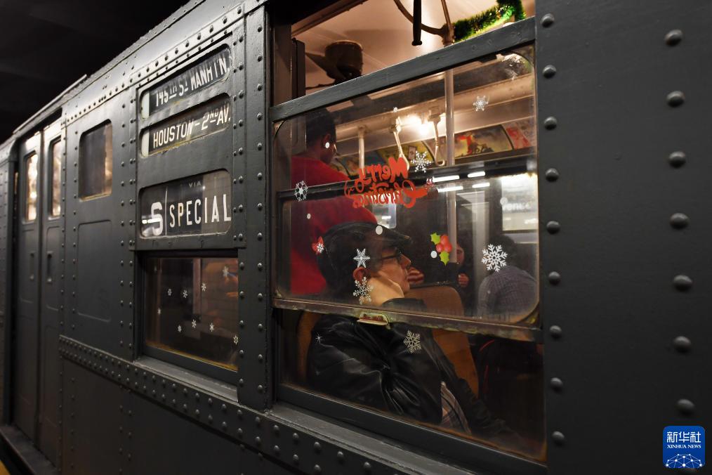 12月2日，在美國紐約，人們乘坐“懷舊地鐵”專列。新華社記者 李睿 攝