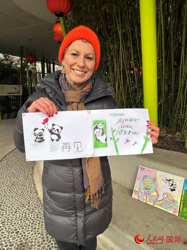 桑德拉和德國(guó)小朋友們的作品。右圖寫著“祝福好運(yùn)，再見(jiàn) Pit和Paule（“夢(mèng)想”“夢(mèng)圓”的德語(yǔ)名字）”。人民網(wǎng)記者 徐馨攝