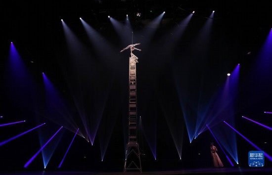 12月8日，演員在法國(guó)巴黎舉行的中國(guó)雜技“奇妙之夜”演出上表演《高椅》。新華社記者 高靜 攝