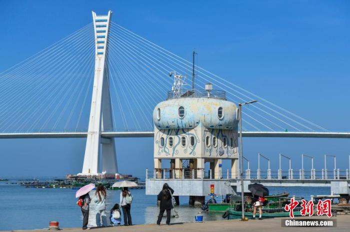 圖為游客在文昌鋪前漁港游玩。<a target='_blank' href='/' _fcksavedurl='/' ><p  align=