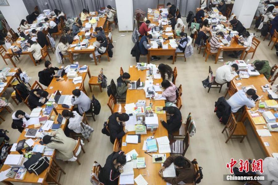 資料圖：眾多考研學(xué)生在南昌大學(xué)圖書(shū)館的自習(xí)室內(nèi)復(fù)習(xí)備考。劉力鑫 攝