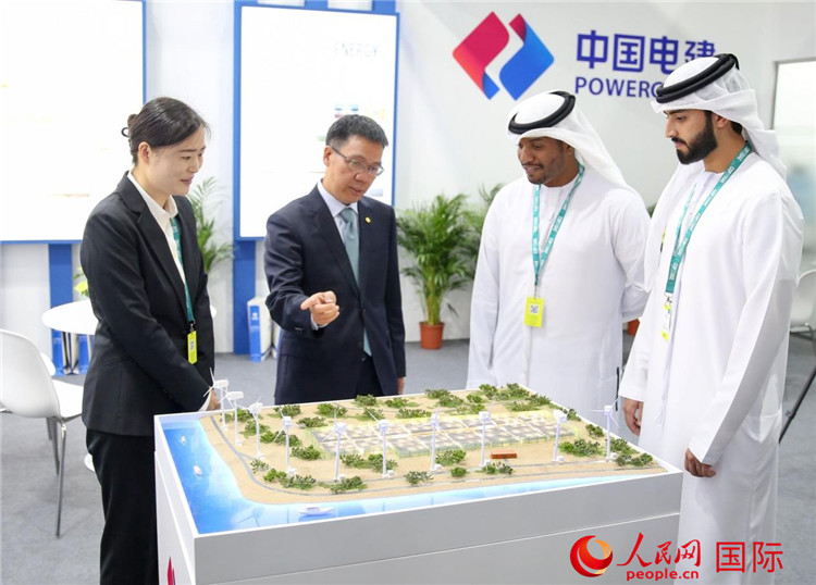 訪客在中國(guó)電建展臺(tái)參觀風(fēng)電項(xiàng)目沙盤。人民網(wǎng) 塔里克·易卜拉欣攝