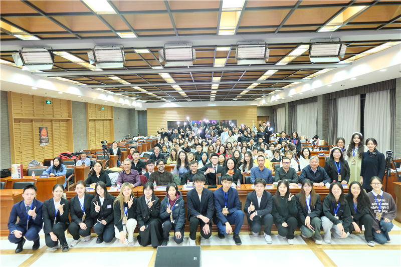 第八屆全國(guó)高校西班牙語配音大賽決賽現(xiàn)場(chǎng)合影。主辦方供圖