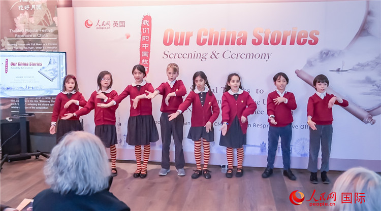 肯辛頓韋德預備學校小學生表演。人民網(wǎng) 郭錦標攝