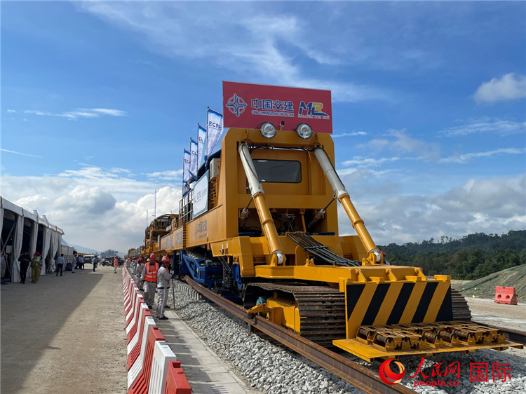 馬東鐵項目軌道工程啟動儀式現(xiàn)場。人民網(wǎng)記者 劉慧攝