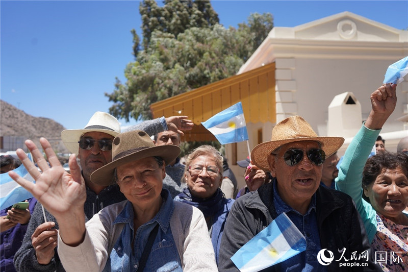 圖為當?shù)孛癖娮园l(fā)舉行慶?；顒印Ｈ嗣窬W(wǎng)記者 許放攝