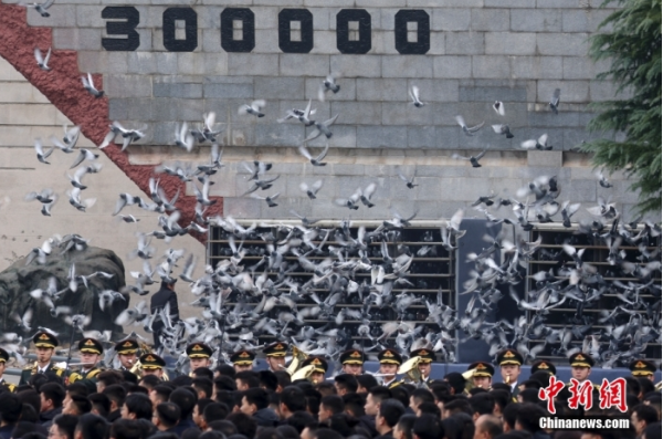 12月13日是第十個(gè)南京大屠殺死難者國(guó)家公祭日。當(dāng)天上午，南京大屠殺死難者國(guó)家公祭儀式在侵華日軍南京大屠殺遇難同胞紀(jì)念館舉行。圖為國(guó)家公祭儀式現(xiàn)場(chǎng)。中新社記者 泱波 攝