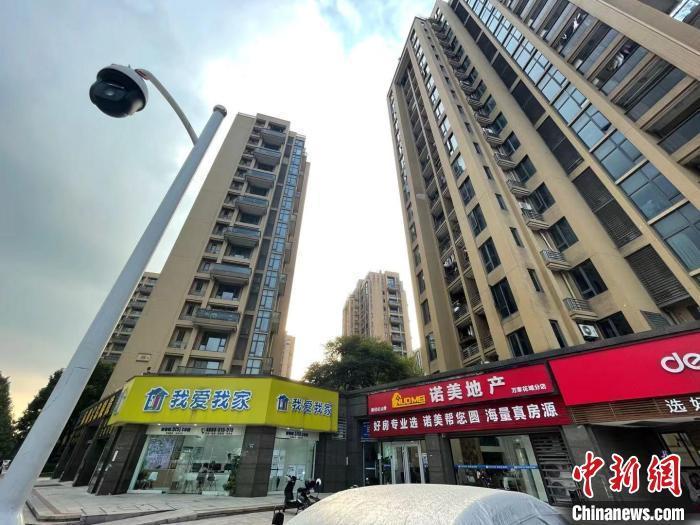 多家房地產(chǎn)中介。 蘇婷 攝