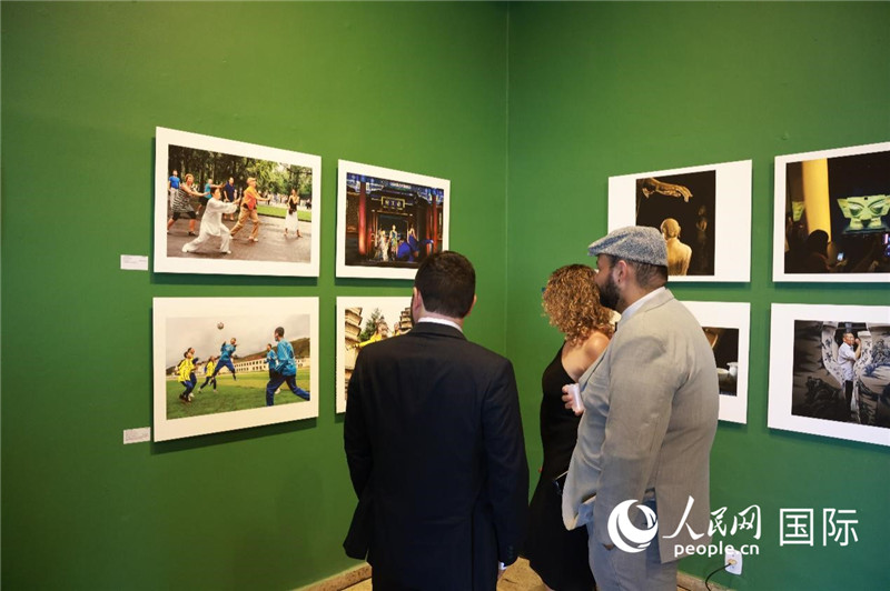 巴西民眾在攝影展作品前駐足欣賞。 人民網(wǎng)記者 陳海琪攝