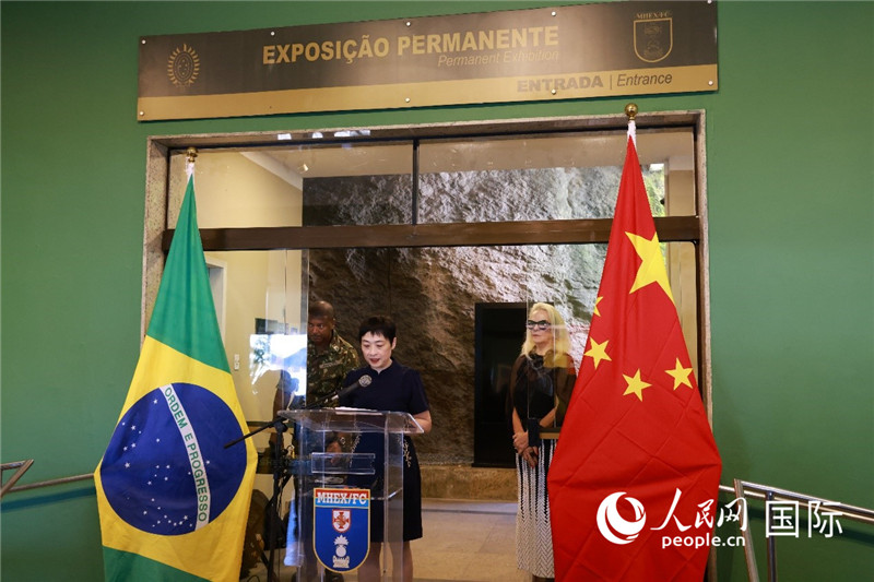 中國(guó)駐里約總領(lǐng)事田敏在攝影展開(kāi)幕式上致辭。 人民網(wǎng)記者 陳海琪攝